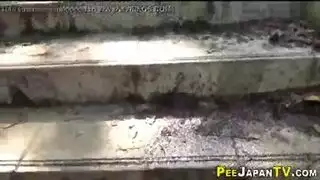 بلع البول في سن المراهقة في فعل عرقي قاسٍ