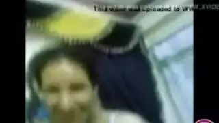 كس وثديي الشرموطة العربية الساخنة يرضيان عميلاً متحمساً