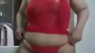 يشاهد اخته تصور نفسها