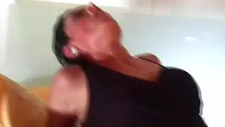 نجمة أفلام للكبار تظهر صدرها المذهل