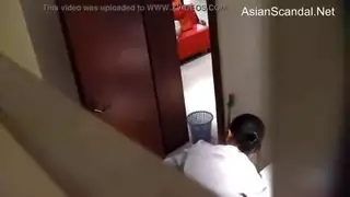 متلصص حمام ساخن: أوضاع كلابية عنيفة وعلاقة فموية عميقة