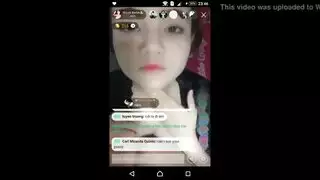 قطعة صغيرة تئن أثناء اختراق شرجي