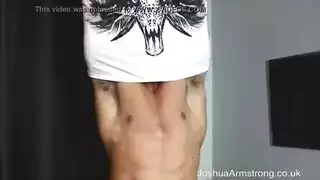 رجال مثيون يصطفون لممارسة جنس جماعي على الشاطئ