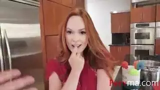 امرأة ناضجة تعتنق جنسًا جديدًا في مشهد صريح