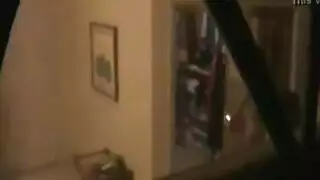 المربي الناضج يملأ مؤخرتها الضيقة في المكتب ثم يمارس الجنس في الحمام