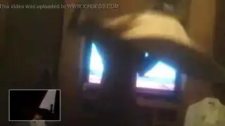 أوجي أمام المدفأة: عاهرات تبلل وتتمرد