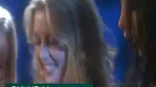 لعب بالأصابع بقوة: شقراء وسمراء تُنهي بعضهما