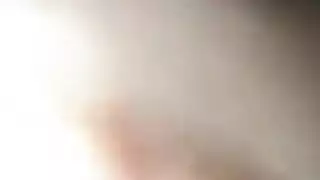 بنت تلعب اليوغ