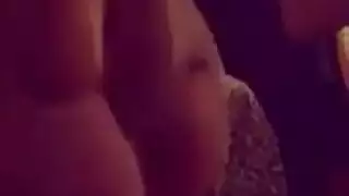 أم عربية تظهر مؤخرتها الممتلئة وتأخذ قضيباً في فندق شهر العسل