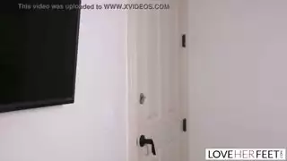 المداعبة بمص الأقدام تؤدي إلى مص متحمس للقضيب بجانب السرير