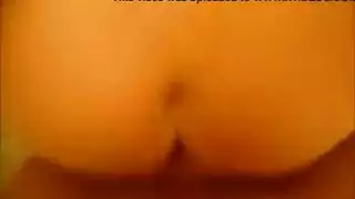 أم عربية منحنية تدمرها عضوان أسودان ضخمان في مشهد صريح