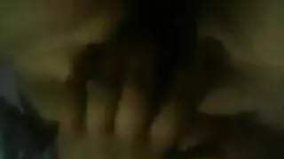 العاهرة الروسية آنا تبتسم لمشهد بورنو في الشباك