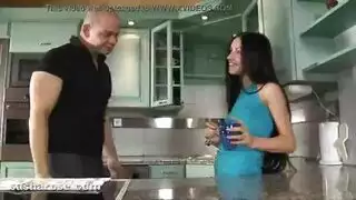 ساشا روز تخضع لإيلاج شرجي مزدوج صريح من شابين