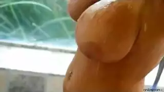 فتاة ذات مؤخرة كبيرة تأخذ قضيبًا وحشيًّا في شرجها