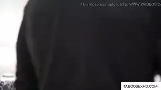 سمراء مبتسمة تمص بعمق قبل ممارسة وقوف حماسي