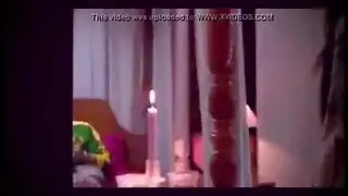 فتاة نوبية ترتدي نظارات تُمنى بقوة من قبل صديقتها المفضلة