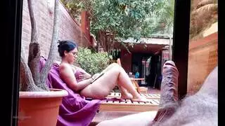 علاقة جنسية جماعية في المكتبة: سمراء ذكية تبتلع كل السائل المنوي