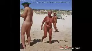 نساء ناضجات ترتدي ملابس داخلية تستعد لمشاركة قضيب