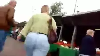 جدة وقحة في جوارب شبكية تأخذ قضيبًا في لعبة طبية