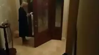 شاب البيتزا يمارس الجنس مع كلا المثليتين في فيلم ثلاثي صريح