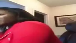 استمناء متقطع والوصول للنشوة في ملابس داخلية وردية ضيقة، منظر أمام المرآة