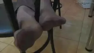 استمناء منفرد لامرأة مملوءة بالشهوة وحيدة في المنزل