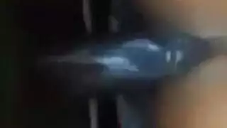 سمراء ساخنة تأخذ قضيبًا سمينًا في مهبلها بينما تختنق بقضيب صديقها