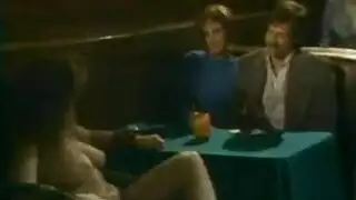 عاهرة مراهقة تنتشر على مصراعيها لجلسة جنسية قاسية