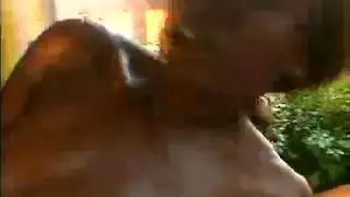 رجل يضرب زوجته على طزها