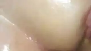 ثلاثي مراهقين جامح: صديق أشقر يخدم قضيبين صلبين