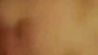 عاهرة ناضجة تقدم كسها الحليق الطازج