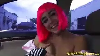 حفلة جنس في غرفة المعيشة لناتالي كاي: قضيب في كل فتحة